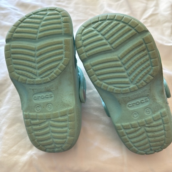 Crocs. Disney Frozen II size 9. Nice shape. Elsa & Anna on front. - Picture 6 of 8